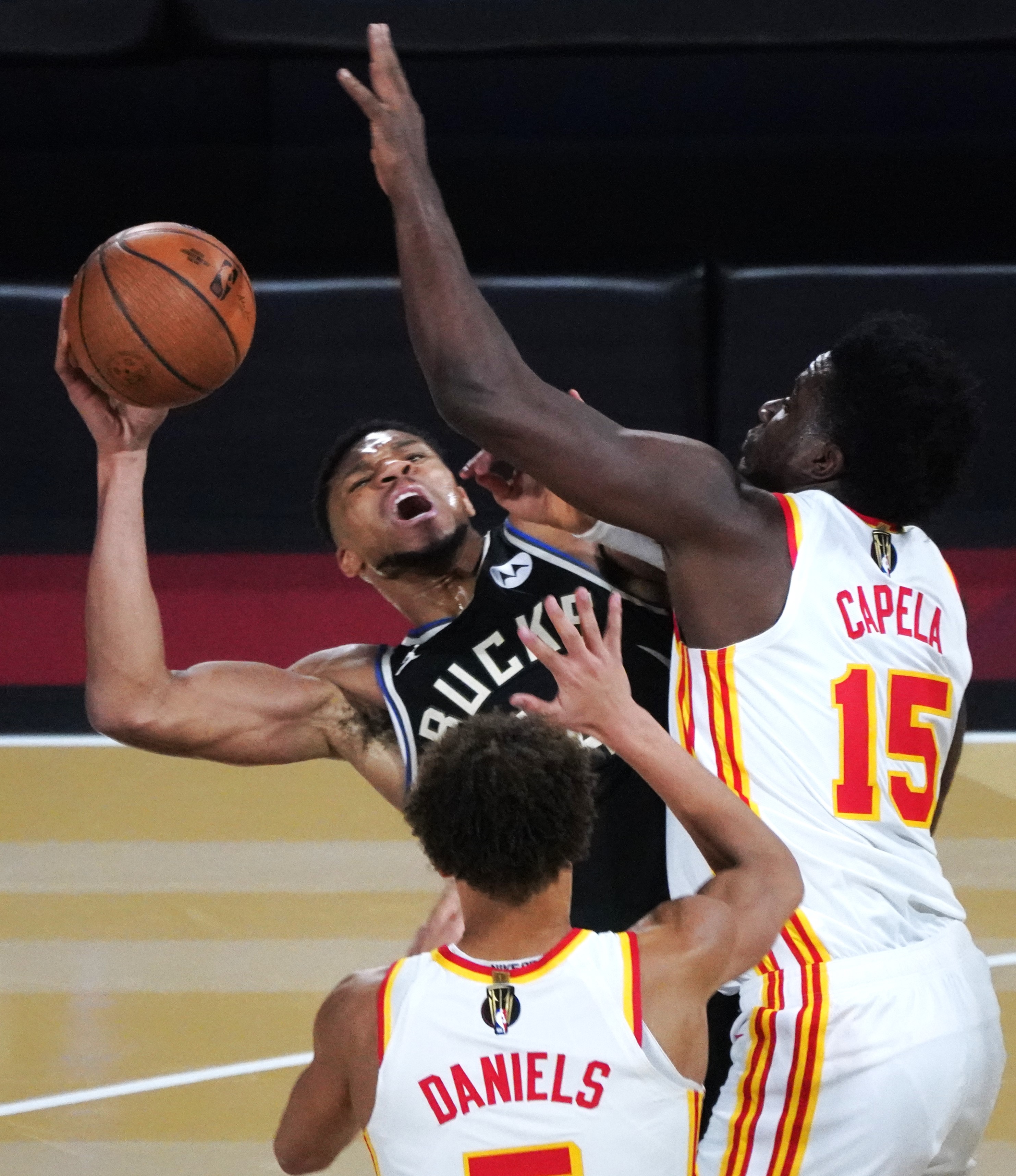 豪斯投篮猛如虎，为老鹰队锁定胜局，全场震撼