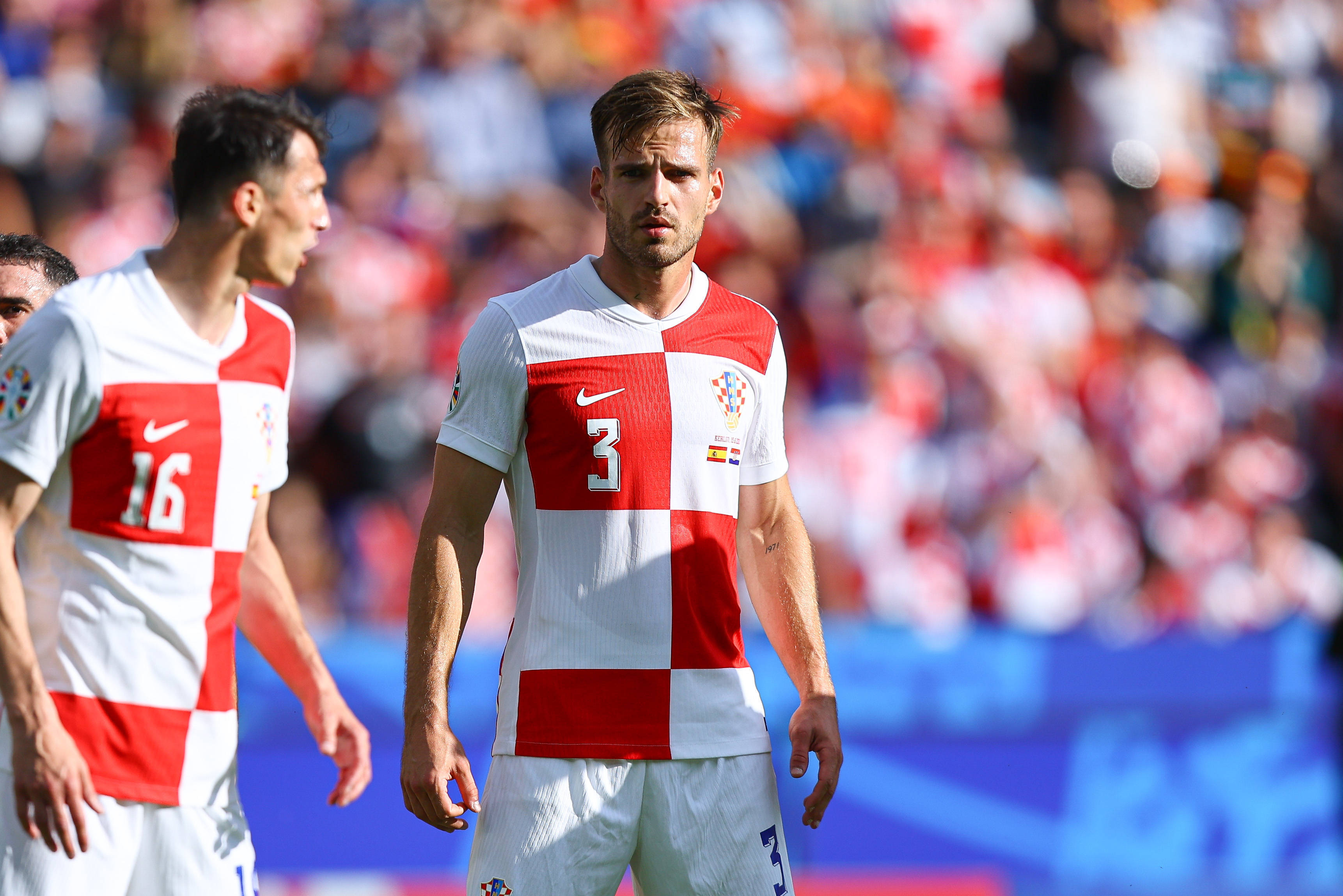 佛罗伦萨边后卫表现积极，助攻犀利令人惊艳，振奋人心的简单介绍