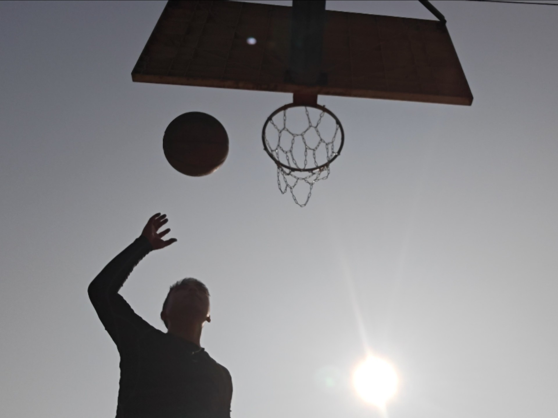 球场上的精彩瞬间令人难以忘怀，振奋人心