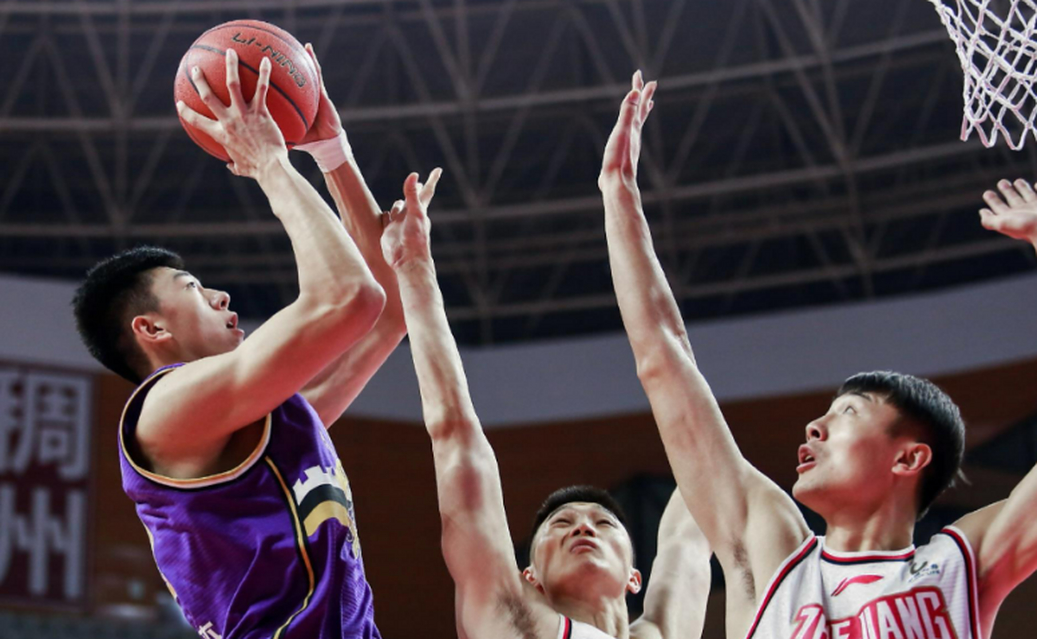 直播频频出现！激战蔓延至全国，球迷热情高涨，表现亮眼