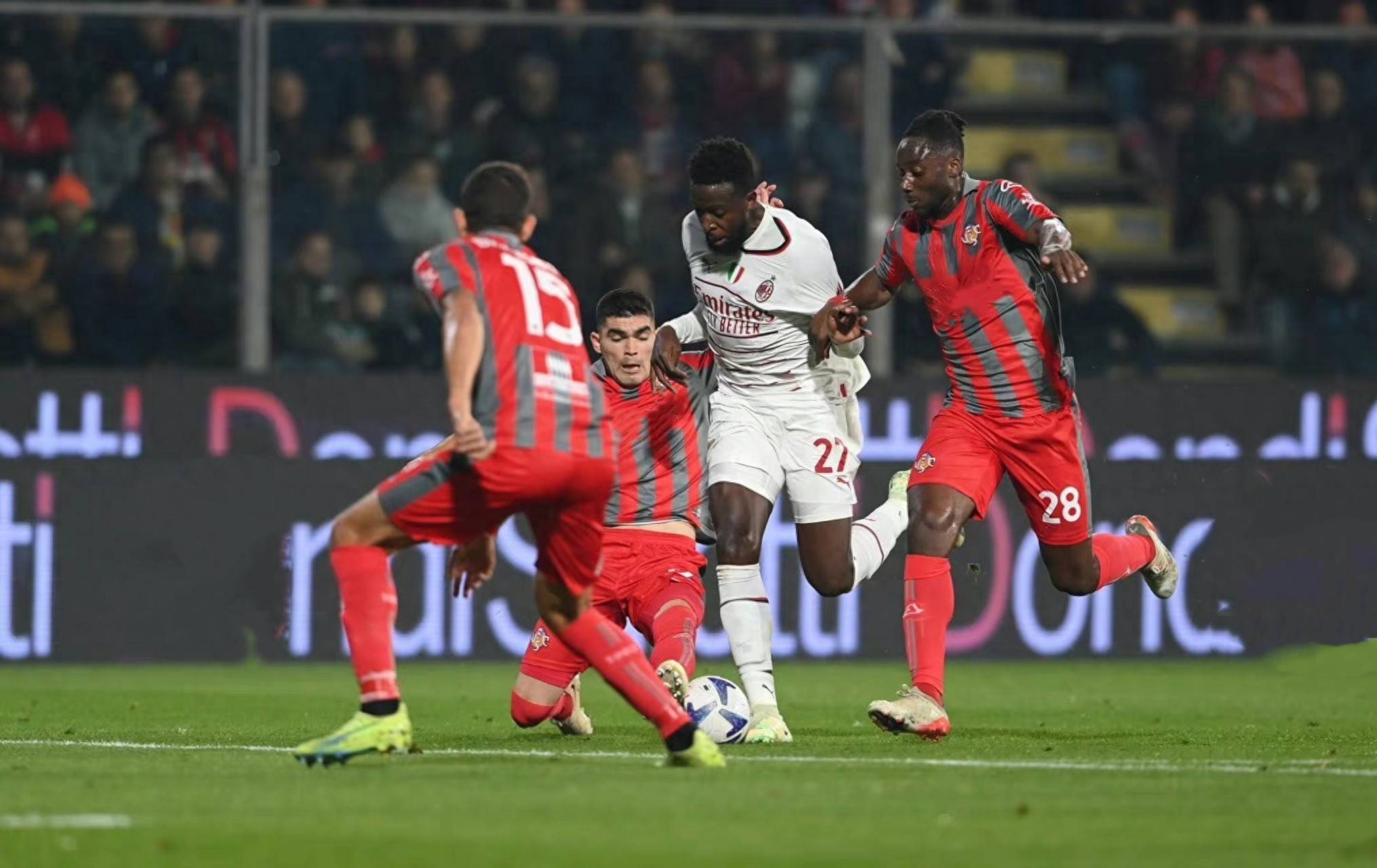 关于AC米兰客场不敌萨索洛，意甲积分榜上滑至第七，引发热议的信息