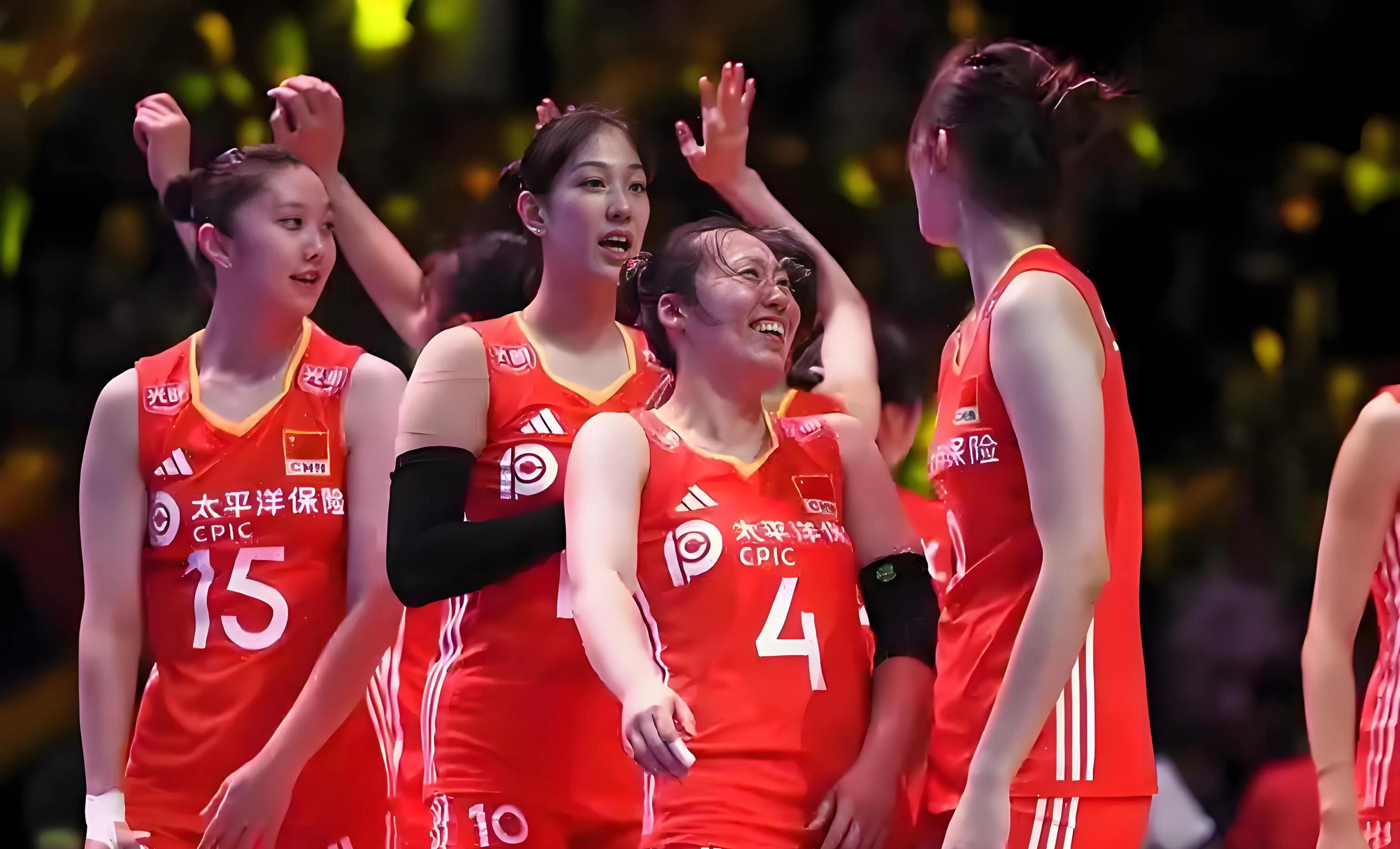 捷克女排队集体发力，赢得胜利，掌声雷动