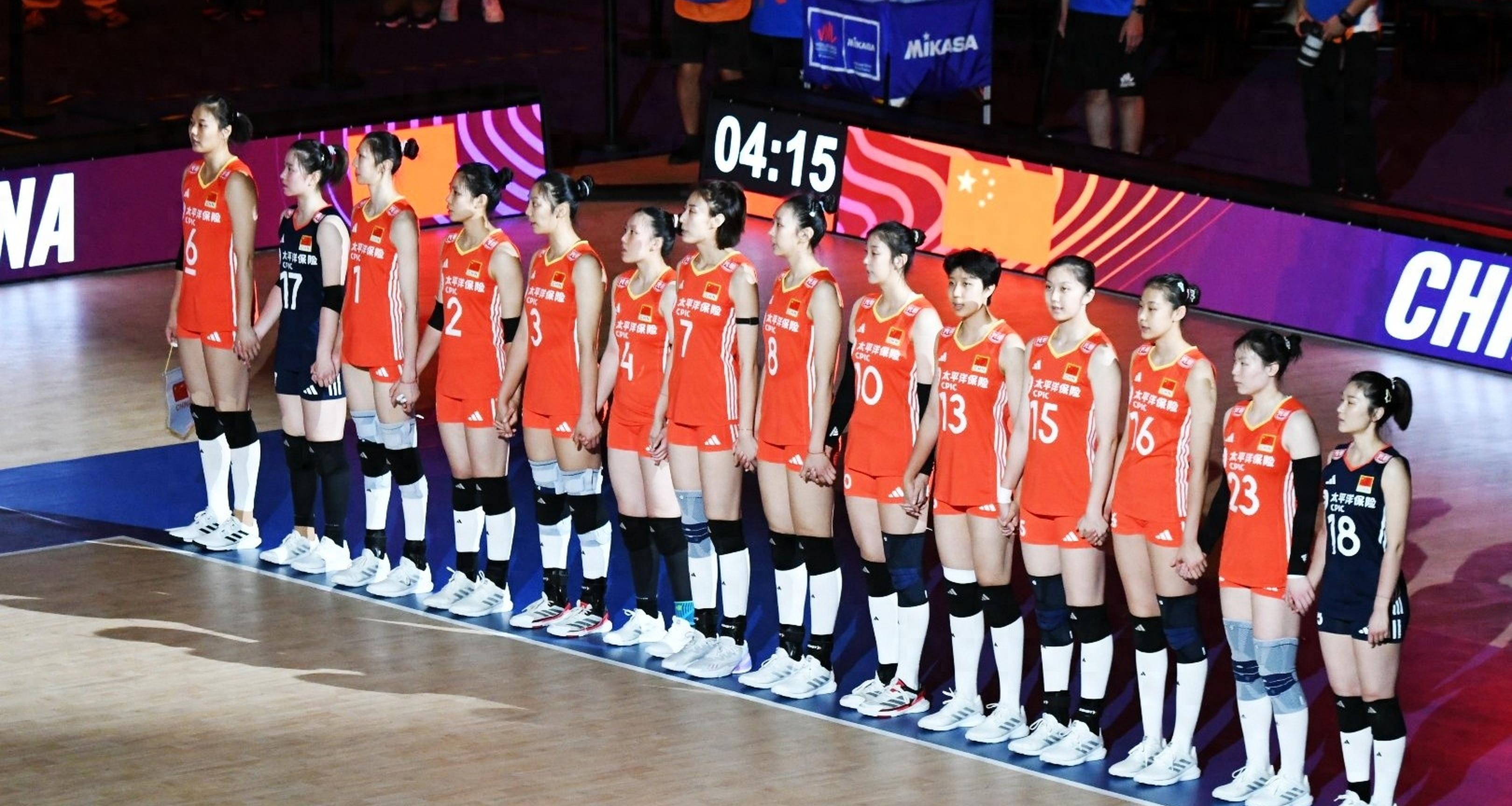 捷克女排队集体发力，赢得胜利，掌声雷动