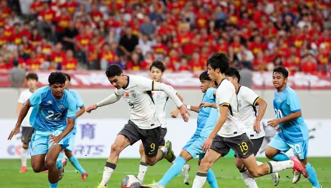 亚足杯女足比赛：伊朗队险胜晋级，振奋人心
