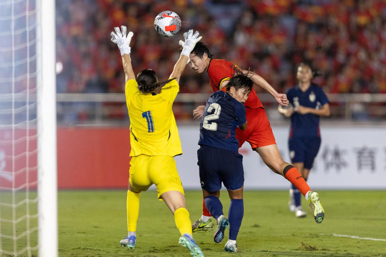 热血女足大赛现场,球队奋发拼搏,势不可挡的简单介绍 热血女足大赛现场,球队奋发拼搏,势不可挡的简单介绍